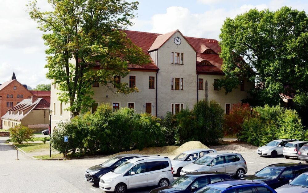Das Herrenhaus am Kloster Helfta. Neben dem bestehenden wird derzeit noch ein neuer Parkplatz für die Sozialstation gebaut.