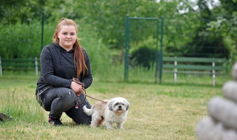 Auszubildende Sally Kuhnert und Shih Tzu-Hündin Pia sind ein eingespieltes Team.