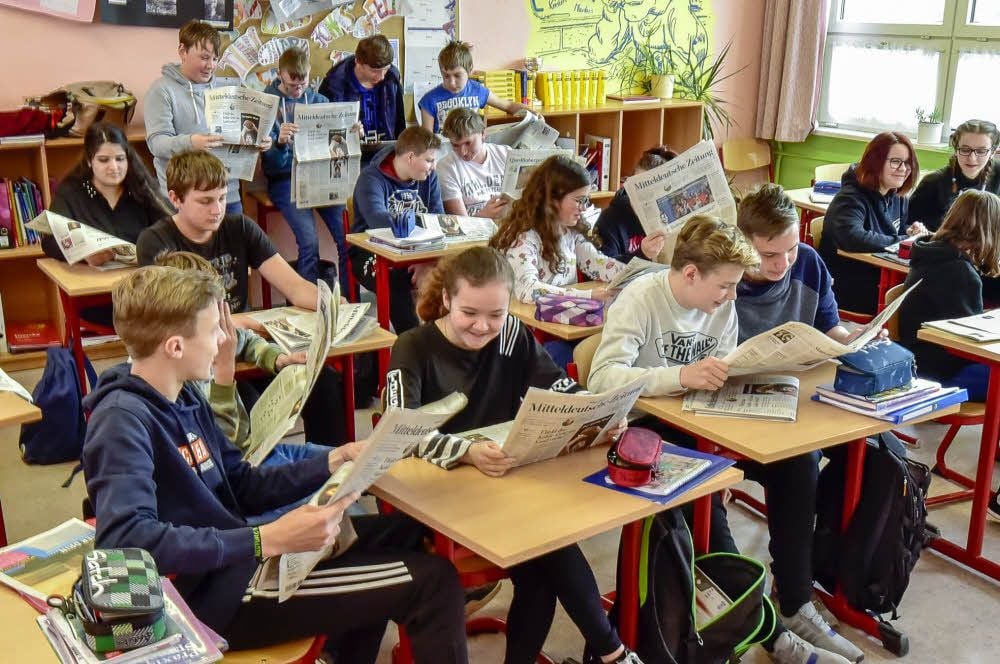 Die Achtklässler der Sekundarschule in Ermsleben erkunden die Zeitung.
