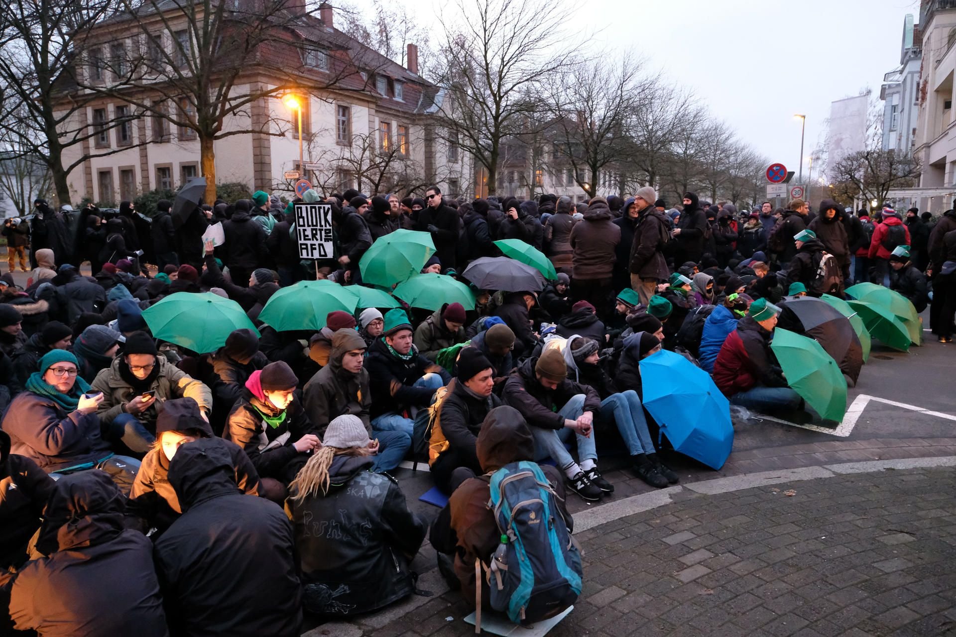 AfD-Gegner demonstrieren gegen der Parteitag in Hannover.