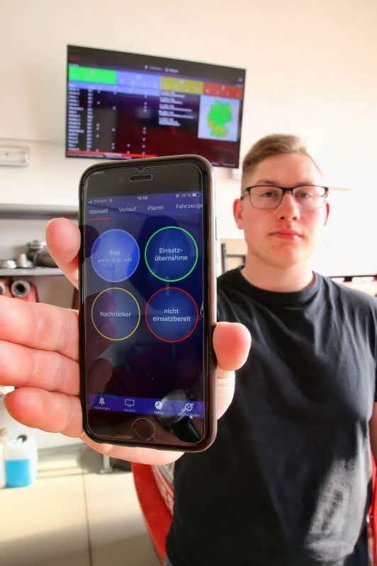 Jonas Hosang zeigt die App auf dem Smartphone.