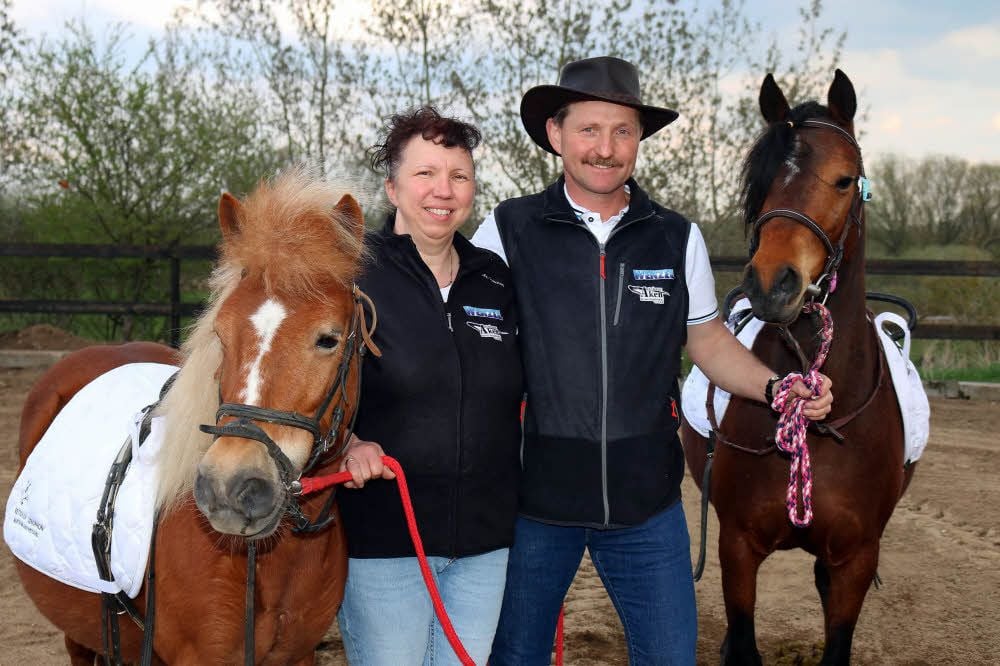Martin und Sandy Petschel mit ihren Ponys auf dem neuen Reitplatz in Osternienburg.