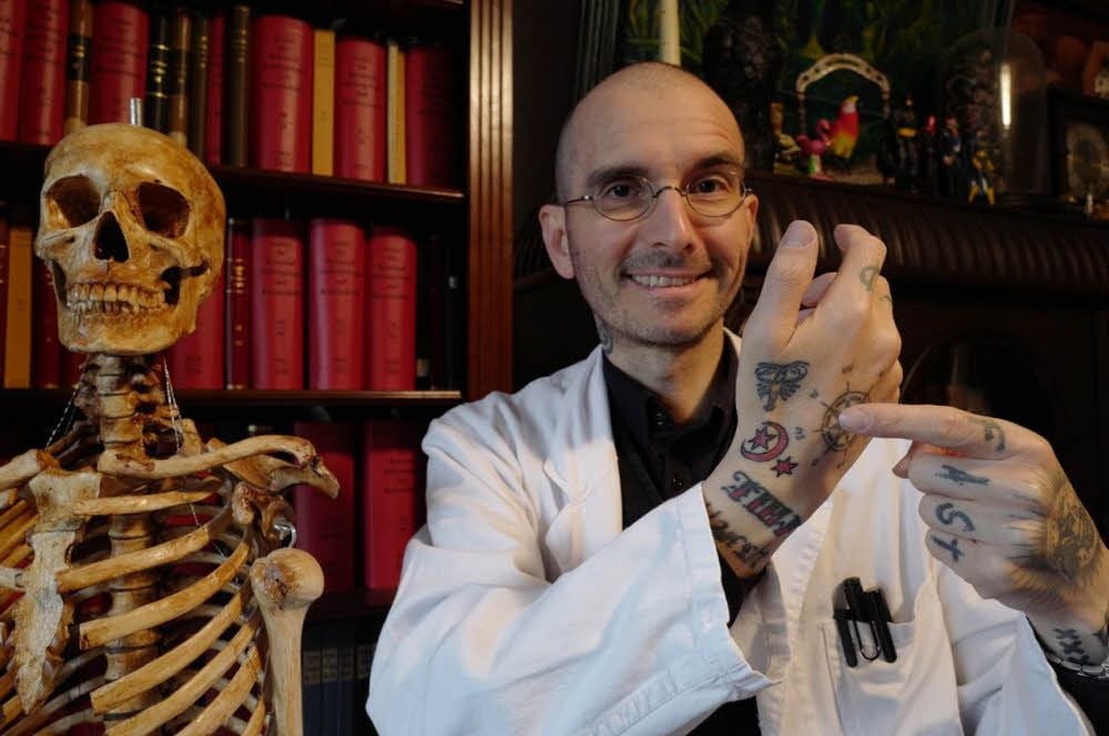 Mark Benecke hat sich Halles Stadtwappen als Tattoo stechen lassen.