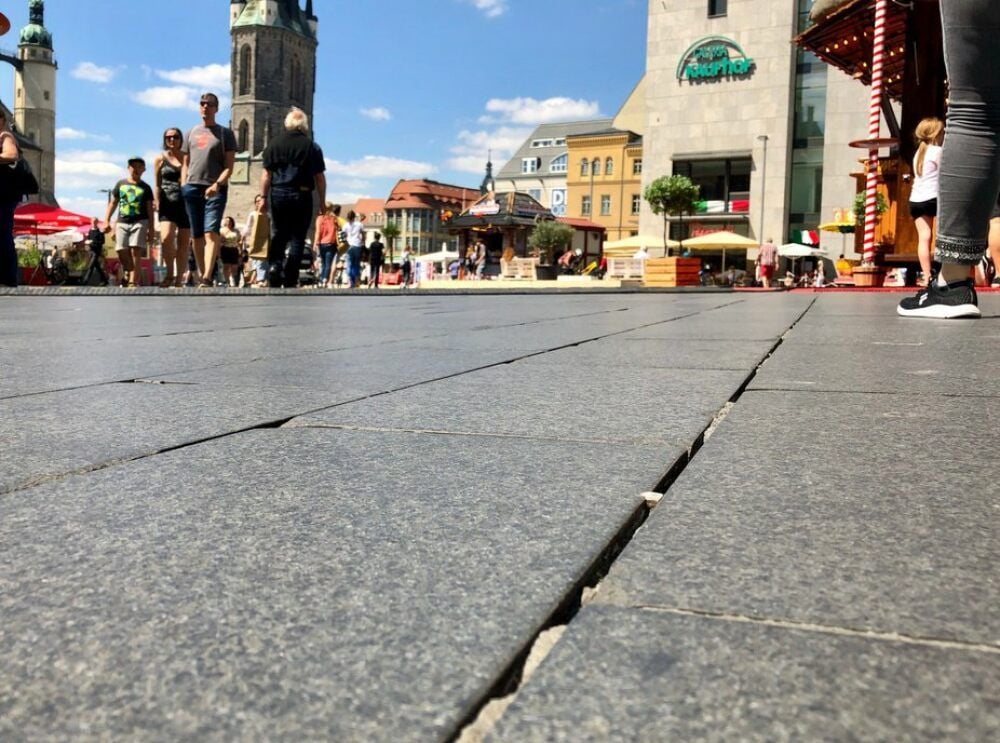 Die Platten auf dem Markt beginnen zu bröckeln.