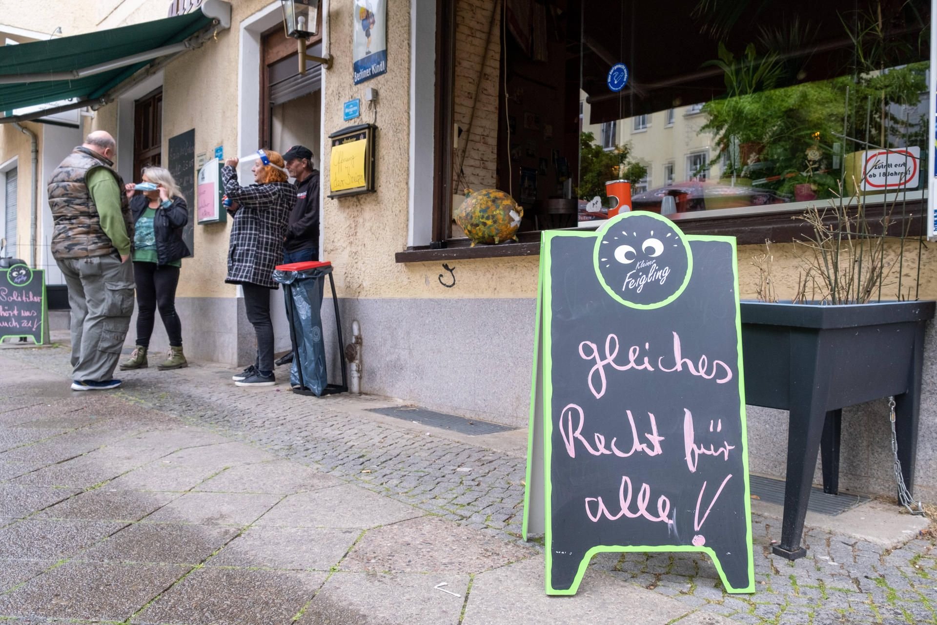 Dezentraler Protest vor Berliner Kneipen und Bars für eine Öffnung.