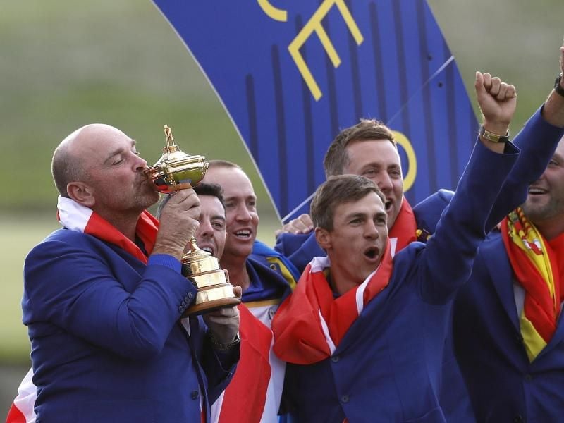 Thomas Björn (l) bekommt nach dem Ryder-Cup-Triumph ein Tattoo. Foto: Alastair Grant/AP