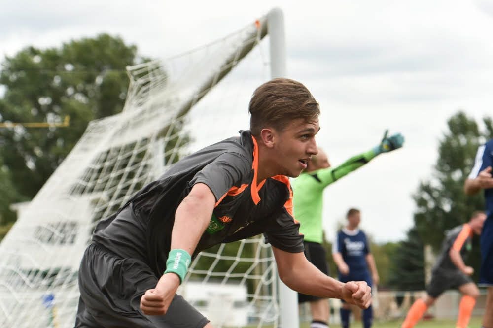 ZW-Spieler Clemens Karl bejubelt eines seiner Tore im Pokal-Erstrundenmatch gegen Klosterhäseler. Doch am Ende mussten sich die gastgebenden Karsdorfer im Elfmeterschießen geschlagen geben.