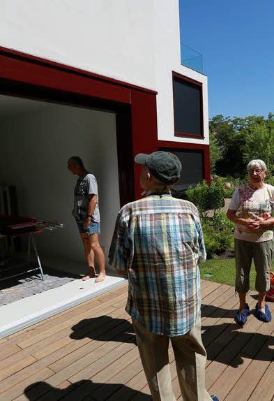 Von der Terrasse kommt man direkt in die Wohnküche.