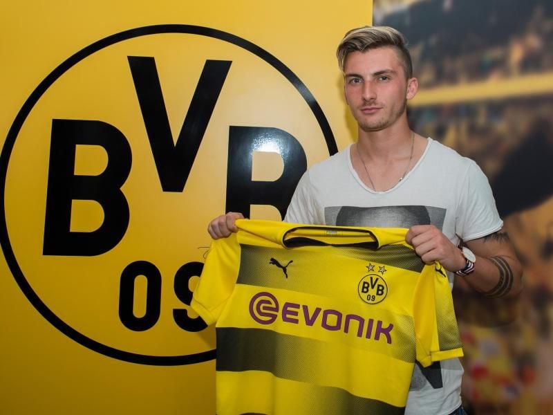 Maximilian Philipp hat einen Vertrag bei Borussia Dortmund unterschrieben. Foto: Jens Volke/BVB/dpa