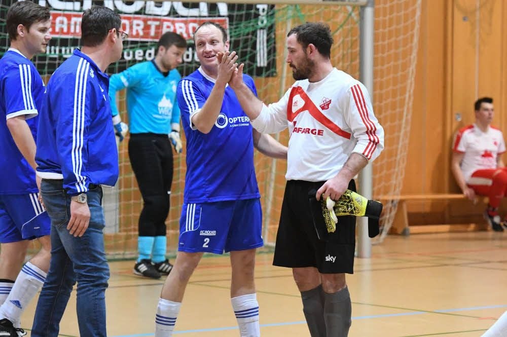 ZWK-Torhüter Robert Reis (r.) klatscht sich mit seinem Teamkollegen Markus Konieczny ab.