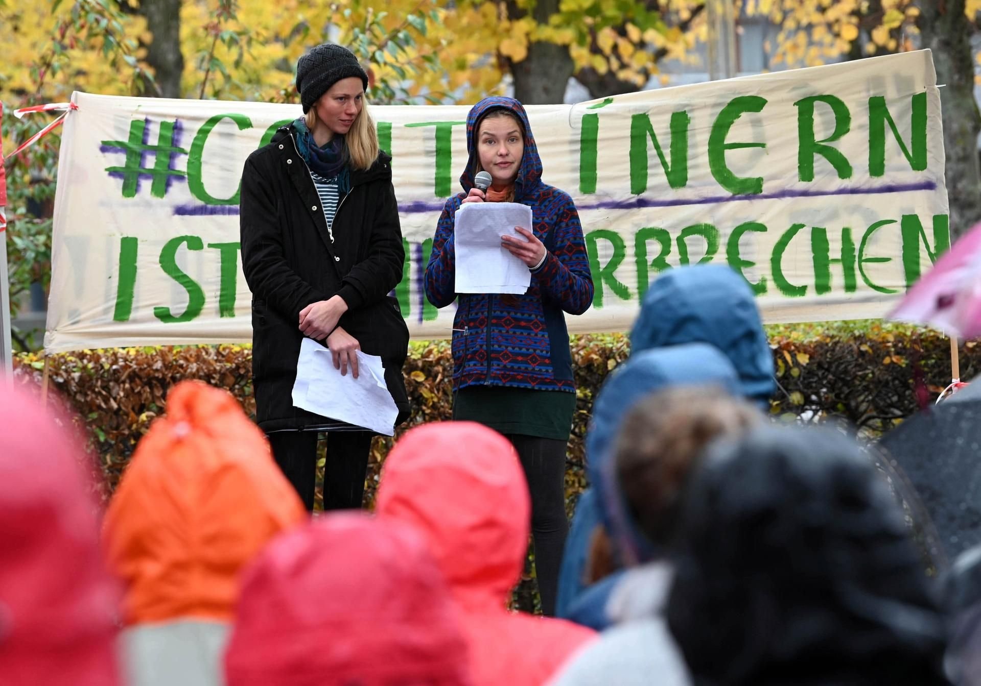 Die beiden Studentinnen Caro (links) und Franzi (rechts) sprechen beim Bundesverfassungsgericht bei einer Protestkundgebung.