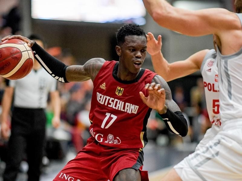 NBA-Star Dennis Schröder (l) ist der unbestrittene Führungsspieler bei den deutschen Basketballern. Foto: Axel Heimken