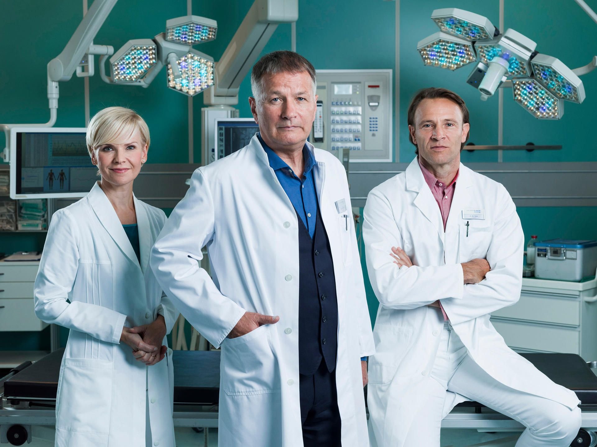 Die Lieblinge der Arztserie „In aller Freundschaft“ (von links): Dr. Roland Heilmann (Thomas Rühmann), Dr. Kathrin Globisch (Andrea Kathrin Loewig), Dr. Martin Stein (Bernhard Bettermann).