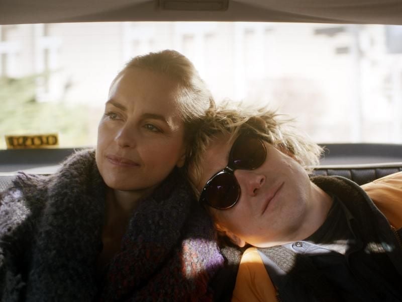 Lisa (Nina Hoss) unterstützt ihren Bruder Sven (Lars Eidinger), der Krebs hat. Foto: -/Weltkino Filmverleih/dpa