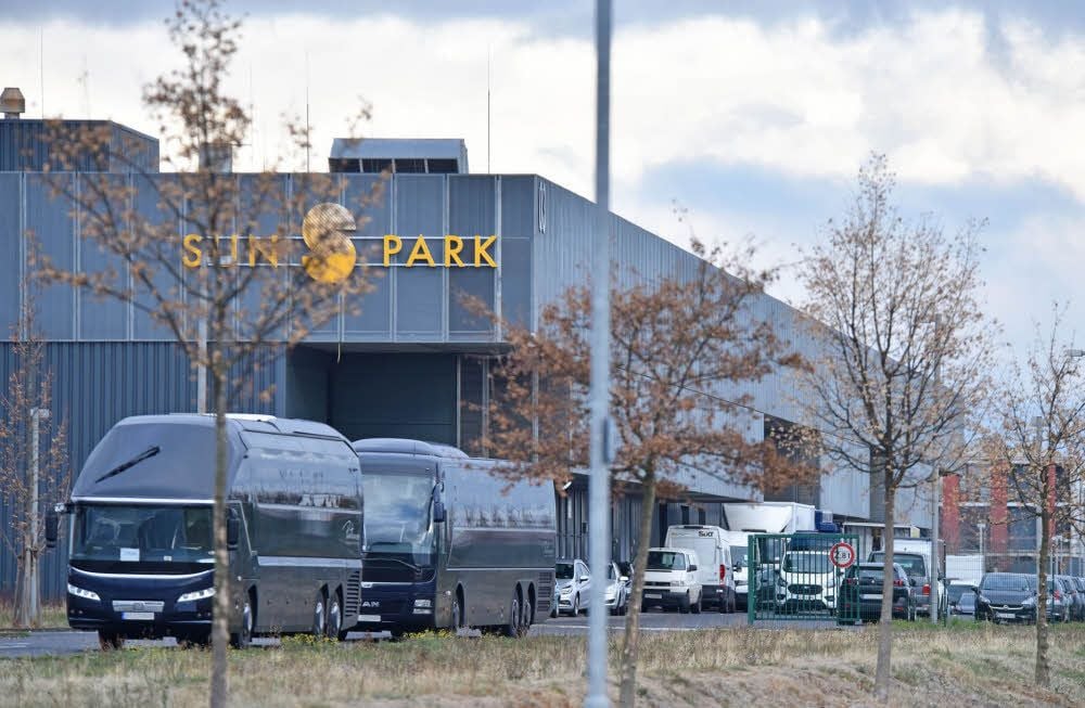 Zwei Wochen lang liefen die Dreharbeiten vor dem Sun Park, wo zeitweise deutlich mehr Fahrzeuge als sonst parkten.