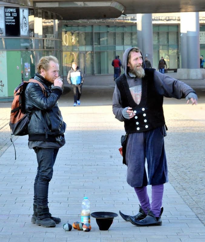 Dirk und Jongleur Otto vor dem Bahnhof.
