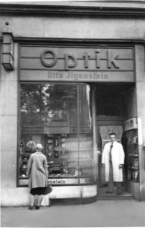 Firmengründer Otto Ilgenstein, hier 1929 vor dem ersten Optiker-Geschäft am heutigen Hansering