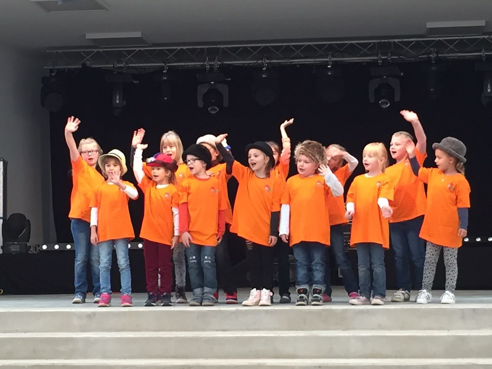 Für ein volles Festzelt sorgten die Jungen und Mädchen der Grundschule Plötzkau.