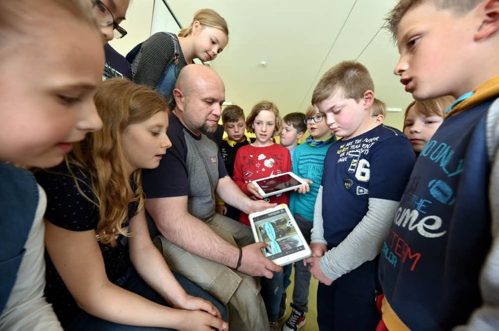 Medienpädagoge Christian Klisan zeigt Grundschülern aus Hohenmölsen, wie sie sicher das Internet nutzen können.