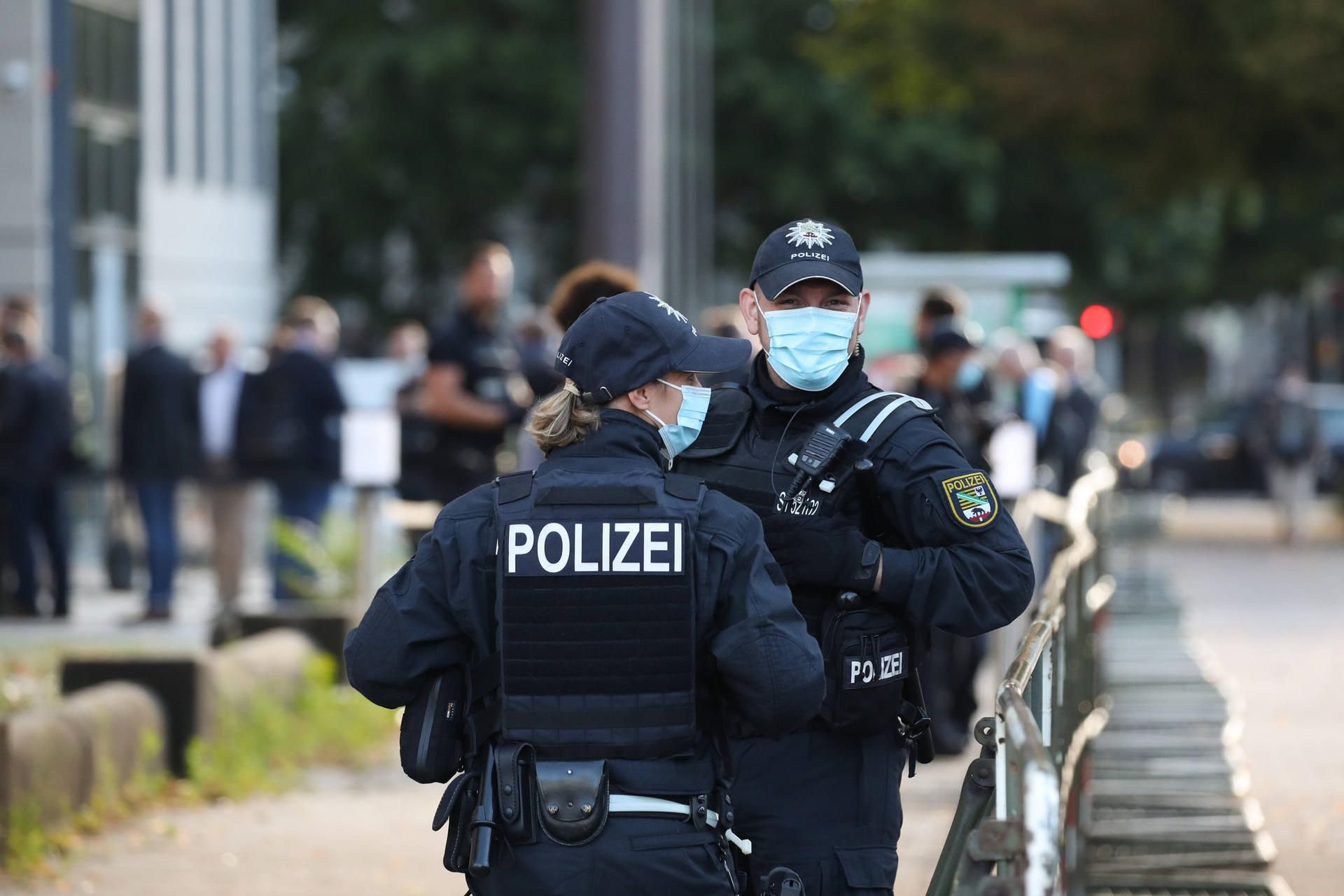 Polizei mit Mundschutz an einer Sicherheitsschleuse vor dem Landgericht in Magdeburg.