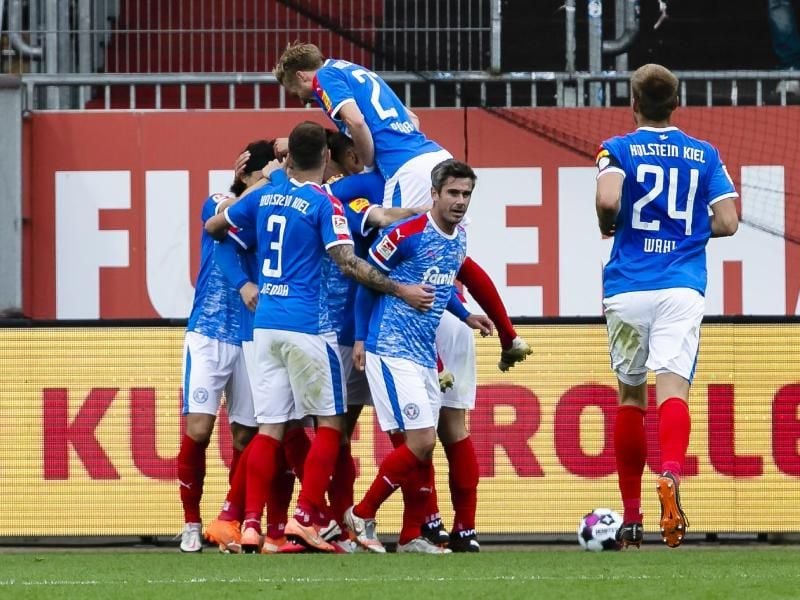 Die Kieler Spieler jubeln nach dem 2:1 gegen Düsseldorf. Foto: Frank Molter/dpa