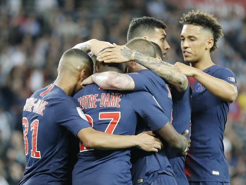 PSG-Spieler mit dem Schriftzug „Notre Dame” auf der Rückseite ihrer Trikots jubeln über das 1:0. Foto: Michel Euler/AP