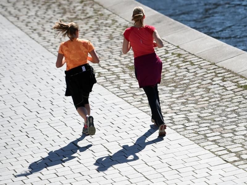 Schmerzt beim Joggen das Knie, kann das an einer Fehlstellung der Beine liegen. In diesem Fall helfen spezielle Einlagen. Foto: Britta Pedersen