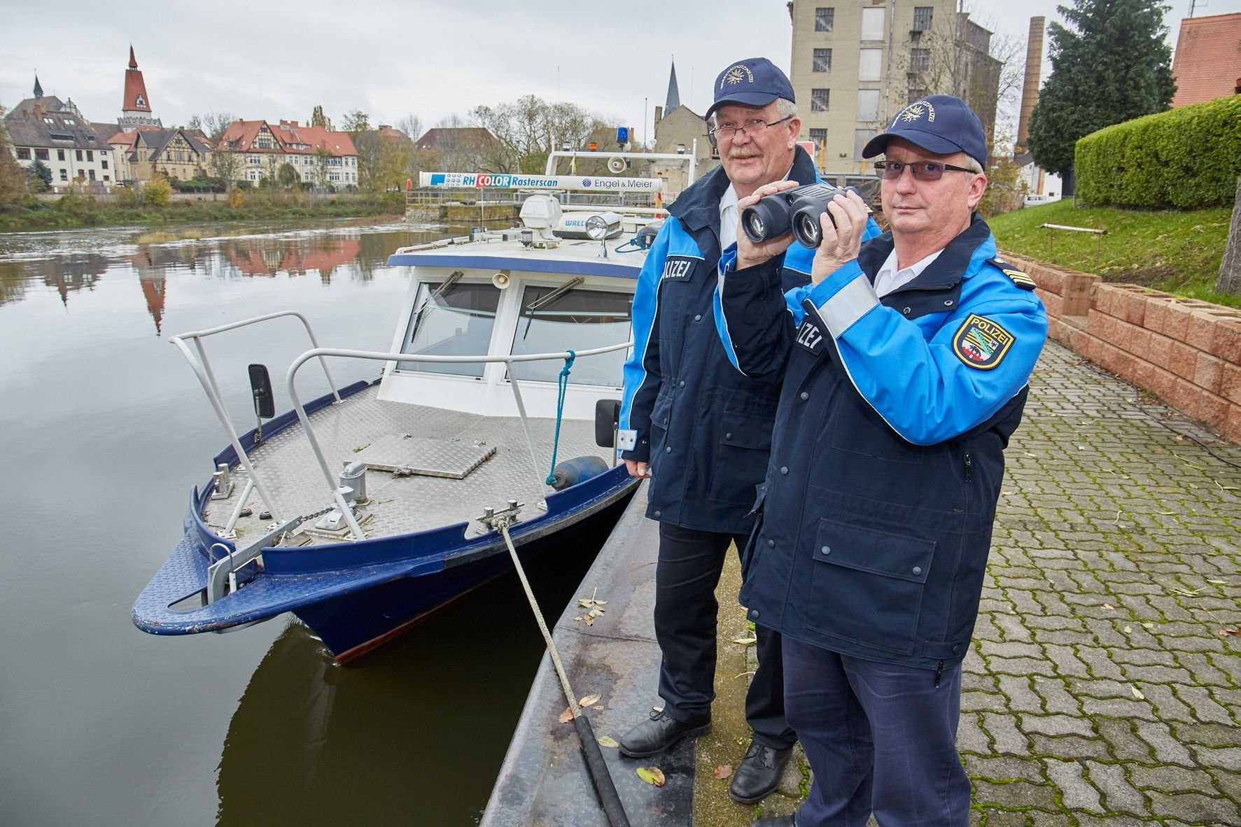 Heiko Spiller (links) und Norbert Behnisch gehören zum Team der Wasserschutzpolizei in Bernburg.
