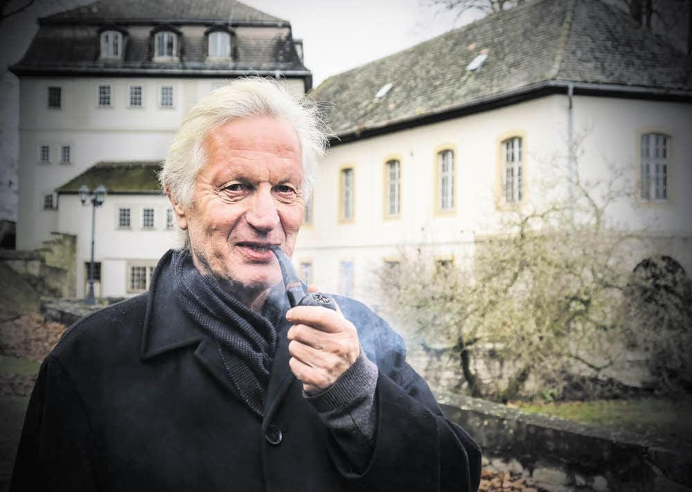 Die Pfeife als Markenzeichen: Der Deutsch-Italiener Egidio Marzona will die „Saalecker Werkstätten“ wieder aufleben lassen und dort künftig auch Stipendien vergeben.