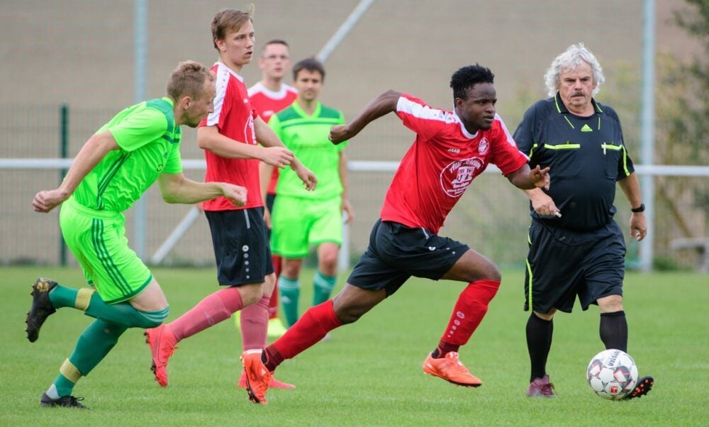 Alhassana Diawara erzielte im Wethautal-Derby der Pokal-Ausscheidungsrunde gegen Kreisoberligist Grün-Gelb Osterfeld den Ehrentreffer für Gastgeber Germania Schönburg/Possenhain.