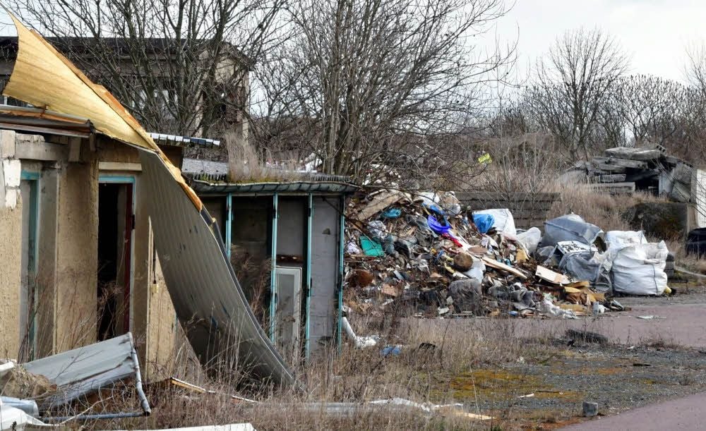 Auch nach der jüngsten Beräumungsaktion liegt auf der ehemaligen Recyclinganlage in Naundorf immer noch tonnenweise Müll herum.