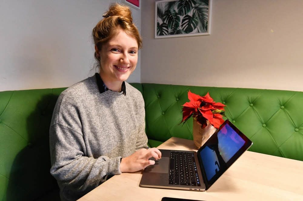 Frederike lädt das Foto auf der myposter-Seite im Internet hoch und schickt es weg.