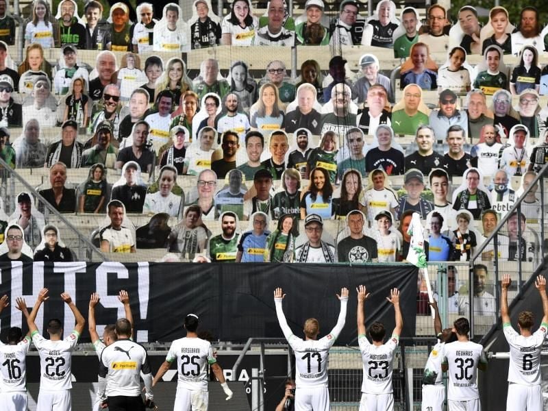 Die Länder wollen eine bundeseinheitliche Richtlinien für die Fan-Rückkehr in die Fußball-Stadien. Foto: Martin Meissner/AP Pool/dpa