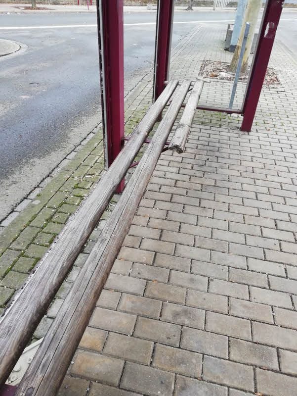 Die Buswartehäuschen vor dem Bahnhof sehen traurig aus: Scheiben und Bänke sind zerstört.