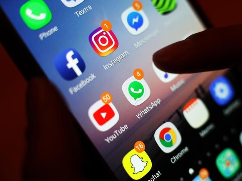 Ein Blick auf ein Smartphone mit den verschiedenen Social Media Apps, wie Facebook, Instagram, YouTube und WhatsApp. Foto: Yui Mok/Archivbild