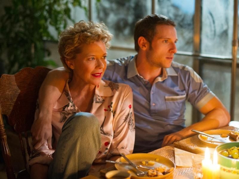 Gloria Grahame (Annette Bening) und Peter Turner (Jamie Bell) sind ein ungleiches Paar. Ihre Beziehung wird immer wieder auf die Probe gestellt. Foto: Sony Pictures Entertainment Deutschland GmbH