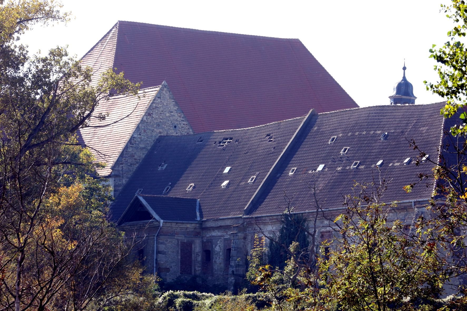 Immer mehr Dachziegel fehlen am Schloss in Nienburg.