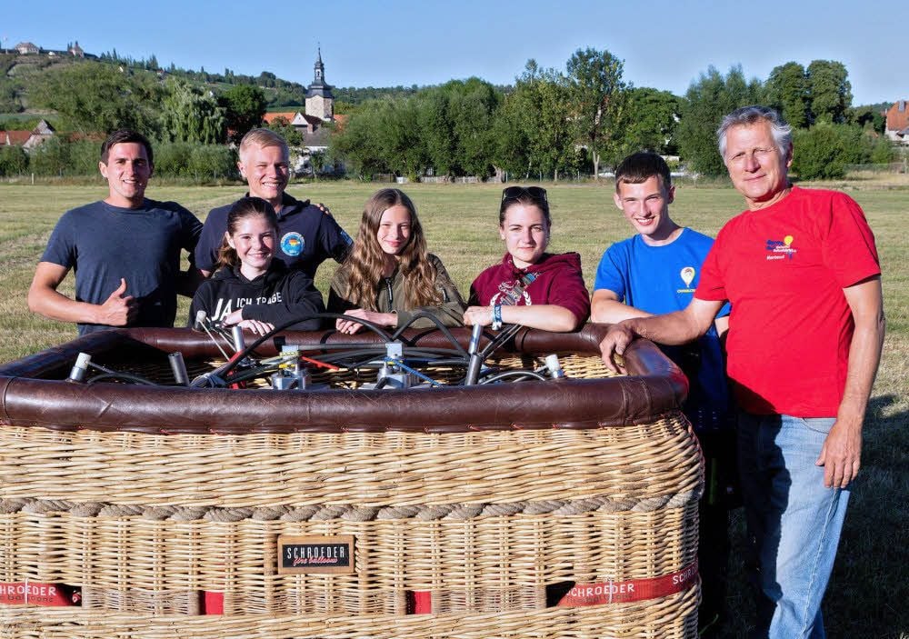 Die Ballonfahrer Hartmut Holter aus Langeneichstädt (r.) und sein Sohn Tony Mannchen (l.) sowie Ausbilder Oliver zeigen den Campteilnehmern Ayleen,Jasmin, Sarah und Leon (v.l.) das Einmaleins des Ballonfahrens.