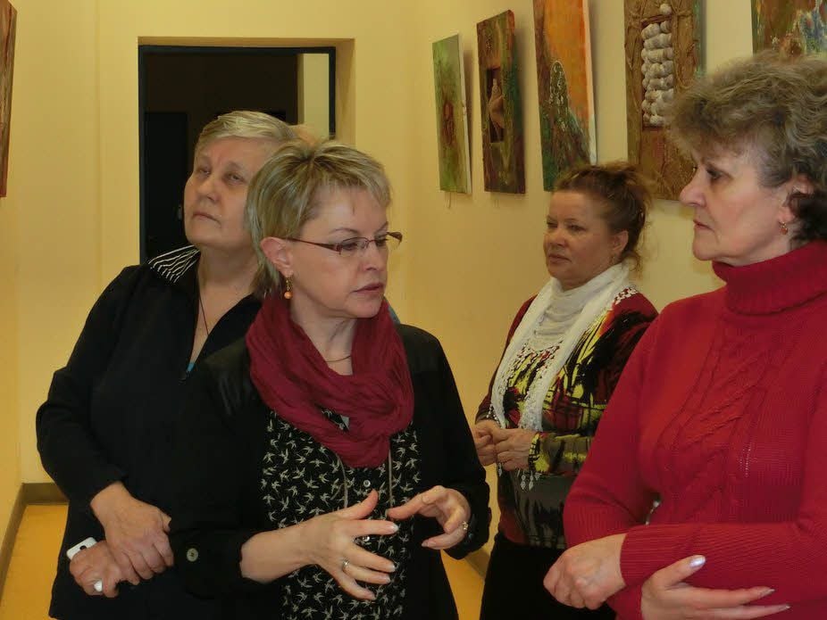 Hobbykünstlerin Kerstin Hecke im Gespräch mit Ausstellungsbesuchern.