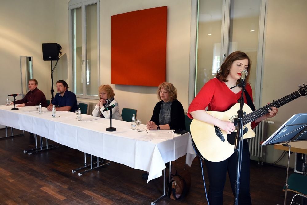 Tori Wagner macht Musik zur Streaming-Einstimmung. Von links: Christoph Erdmann (KKM-Museen), Matthias Hobusch (Megaton), Christine Friedrich (Geschäftsführerin KKM), Ilka Hillger (Pressesprecherin KKM).