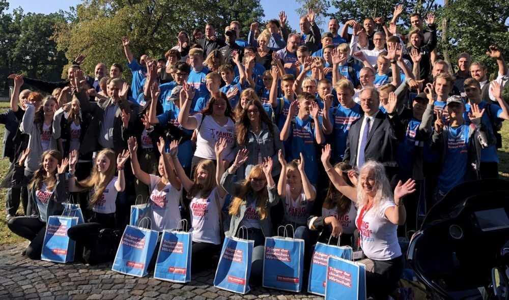 Hände hoch fürs Handwerk: Die Teilnehmer des Aktionstages am Mittwoch in Wittenberg nehmen das Motto wörtlich.