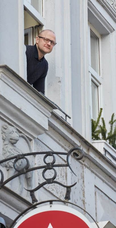 Falko Rauch schaut aus einem Zimmer des Askania-Hotels, das er ab dem 1. März von Familie Höfinghoff übernimmt.