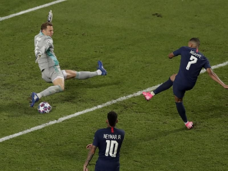 Seine Reflexe machten die Torchancen der Pariser zunichte: Torwart Manuel Neuer in Aktion. Foto: Manu Fernandez/Pool AP/dpa
