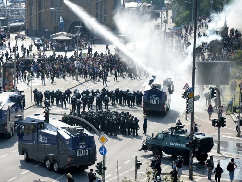 Die Polizei setzte nahe der Landungsbrücken Wasserwerfer gegen Demonstranten ein. Foto: Daniel Reinhardt/Archiv