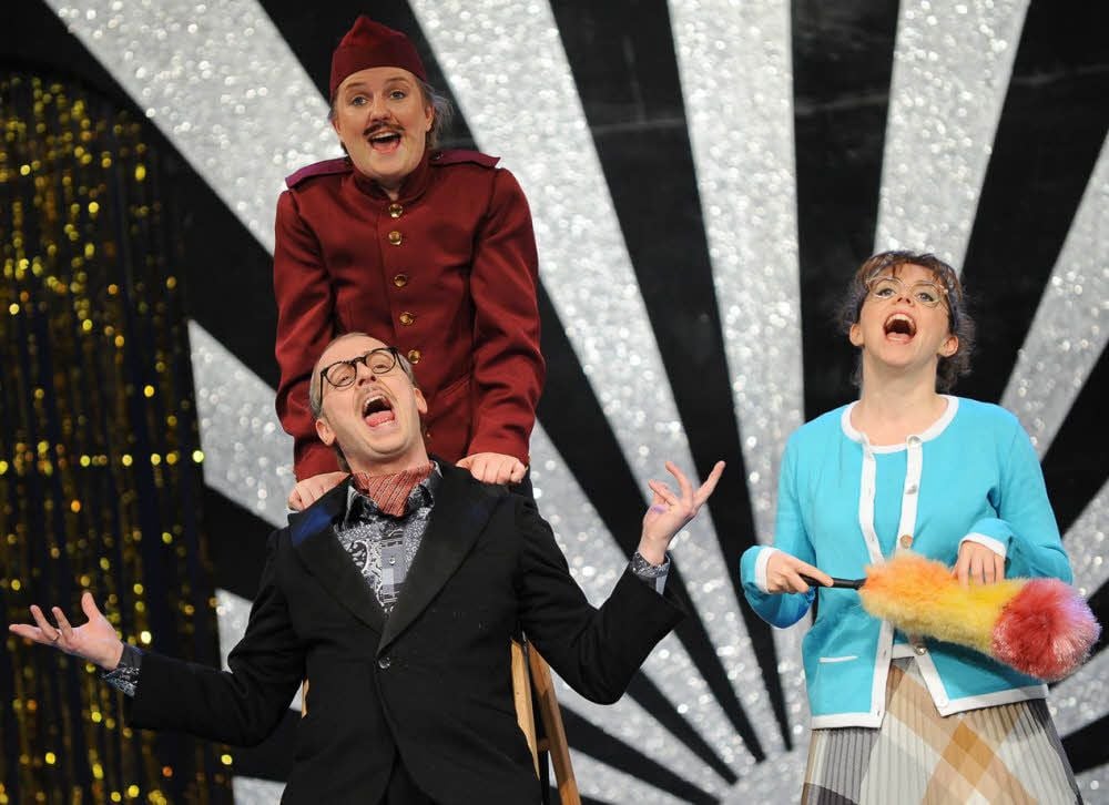 Andreas Brendel (vorn), Almut Liedke und Viola Müller (rechts) sind im Eisleber Theater als Franz, Maria und Therese Schöller zu erleben.