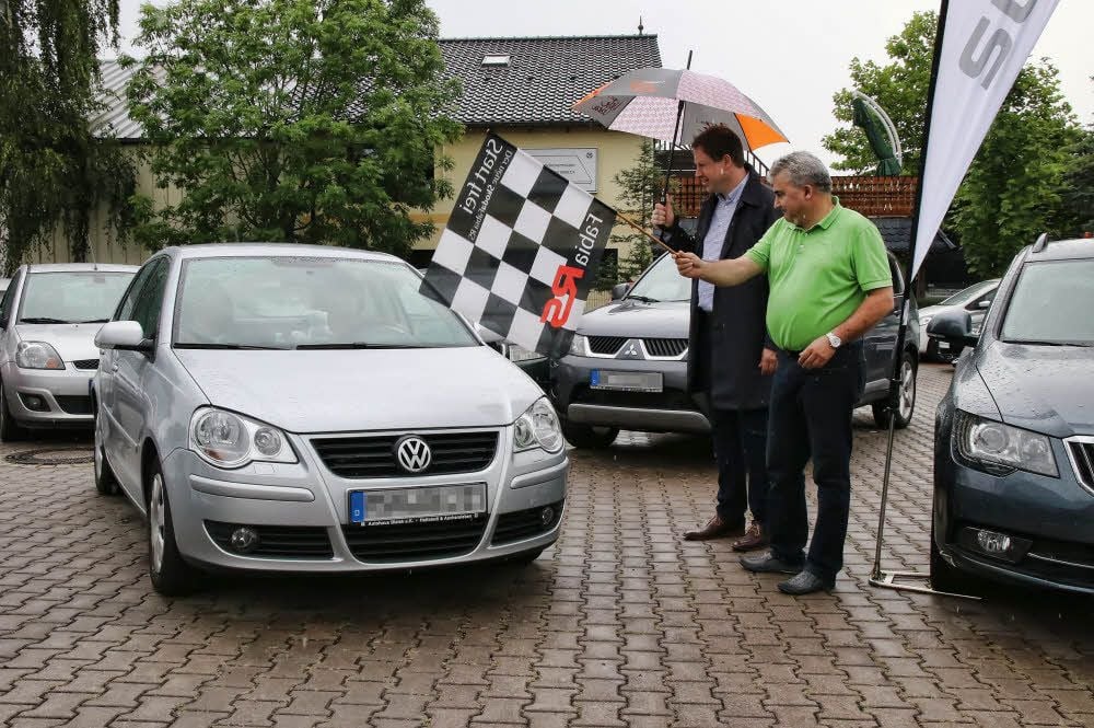 Zum Start in Sangerhausen schwenkten Uwe Behrens („Projekt 3“) und Jörg Altenburg (Autohaus Liebe) dutzende Male ihre Fahne.