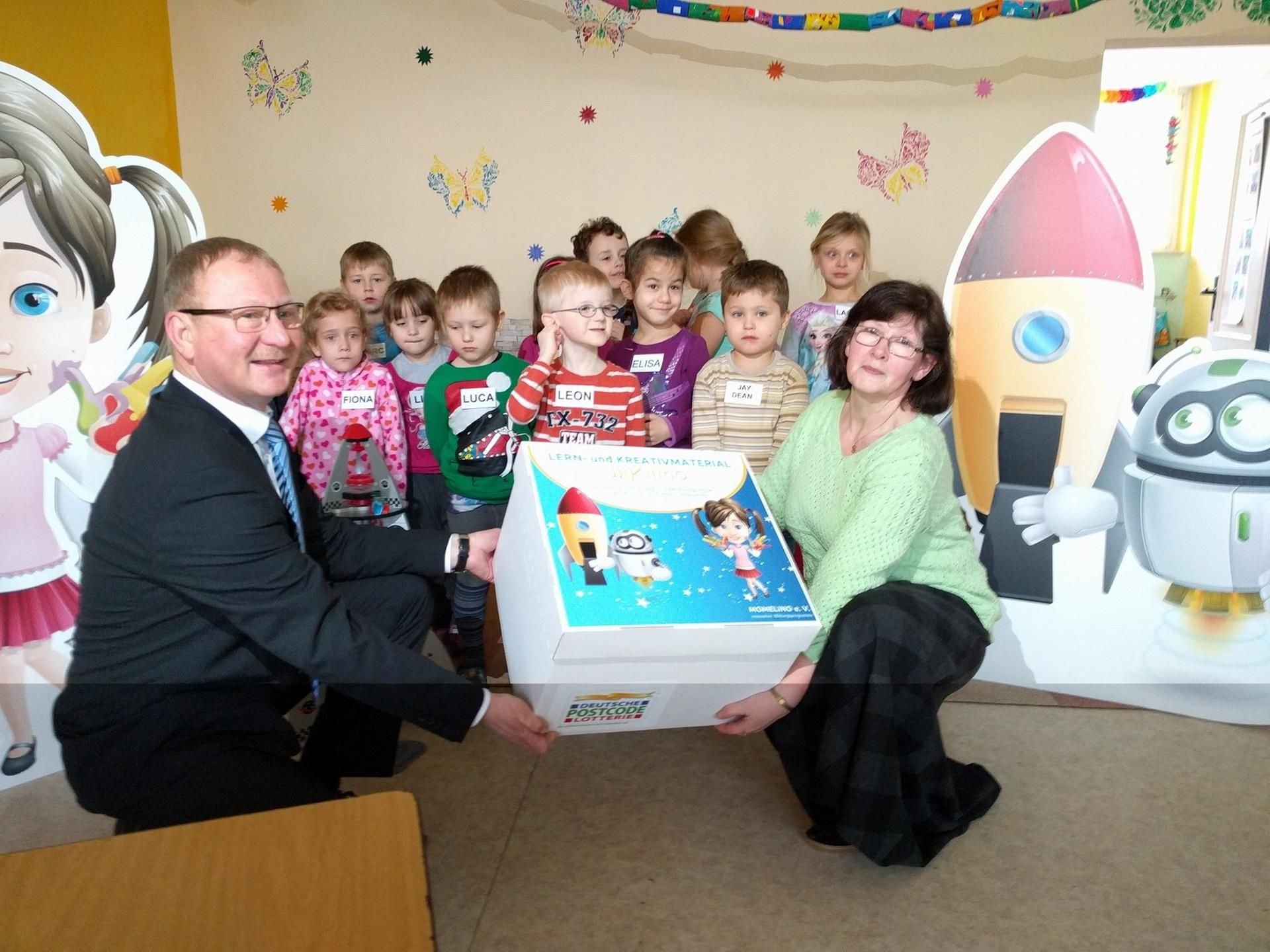Die Kinder der Kita „Spatzennest“ warten gespannt auf die Spielkiste.