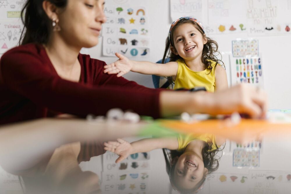 Der Staat zahlt auf Antrag Kindergeld, bis die Kinder 18 Jahre alt sind oder bis sie ihre Ausbildung beendet haben.