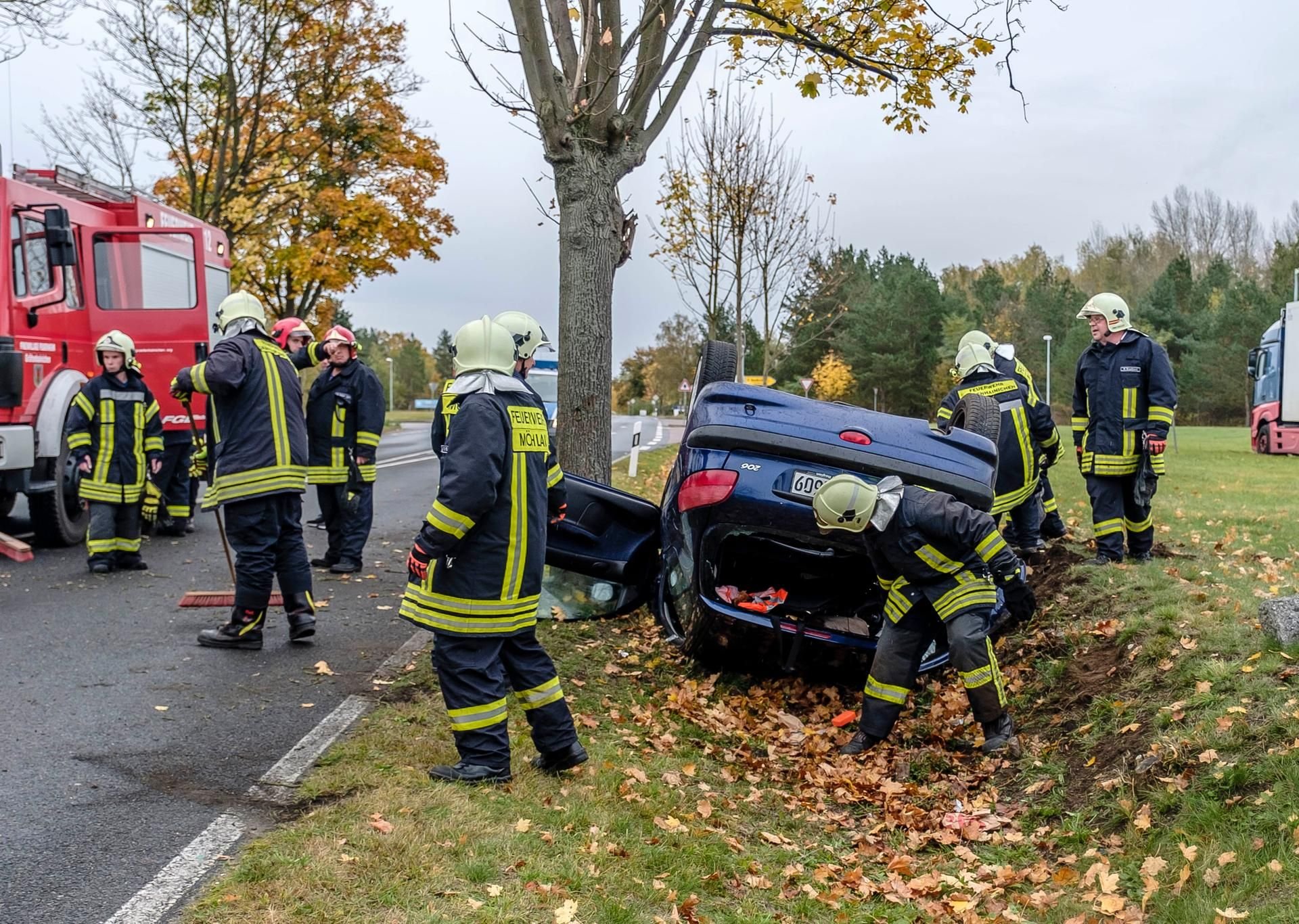 Unfall am Gewerbegebiet West: Die Feuerwehr muss einen Mann aus seinem Auto befreien. Feuerwehren Gräfenhainichen und Möhlau waren vor Ort.
