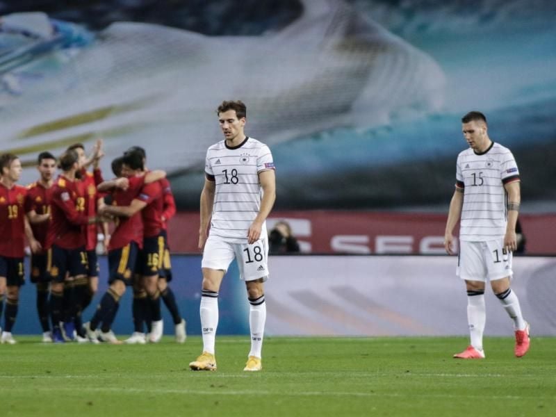 Während Spaniens Spieler einen Treffer feiern lassen Leon Goretzka (M) und Niklas Süle (r) enttäuscht den Kopf hängen. Foto: Daniel Gonzales Acuna/dpa